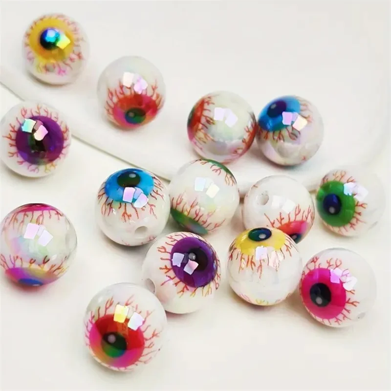 Un set de dix perles de séparation pour yeux en acrylique iridescent, de différentes couleurs et finitions.