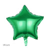 Un seul ballon en feuille brillant en forme d'étoile verte.
