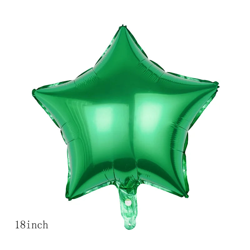 Un seul ballon en feuille brillant en forme d'étoile verte.