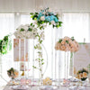 Vases centraux en acrylique élégants avec des arrangements floraux blancs et bleus pour la décoration de fête