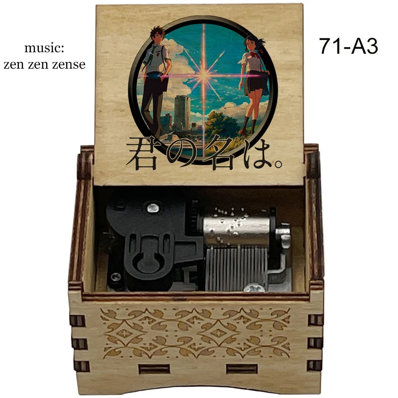 Adorno de caja de música de madera con ilustración de dos figuras contra un paisaje urbano y texto japonés.