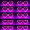 Ein Set fluoreszierender rosa Herz-Partybrillen in verschiedenen Winkeln und Beleuchtung.