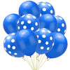 Un ramo de globos de látex azules con lunares atados para decoración de fiesta