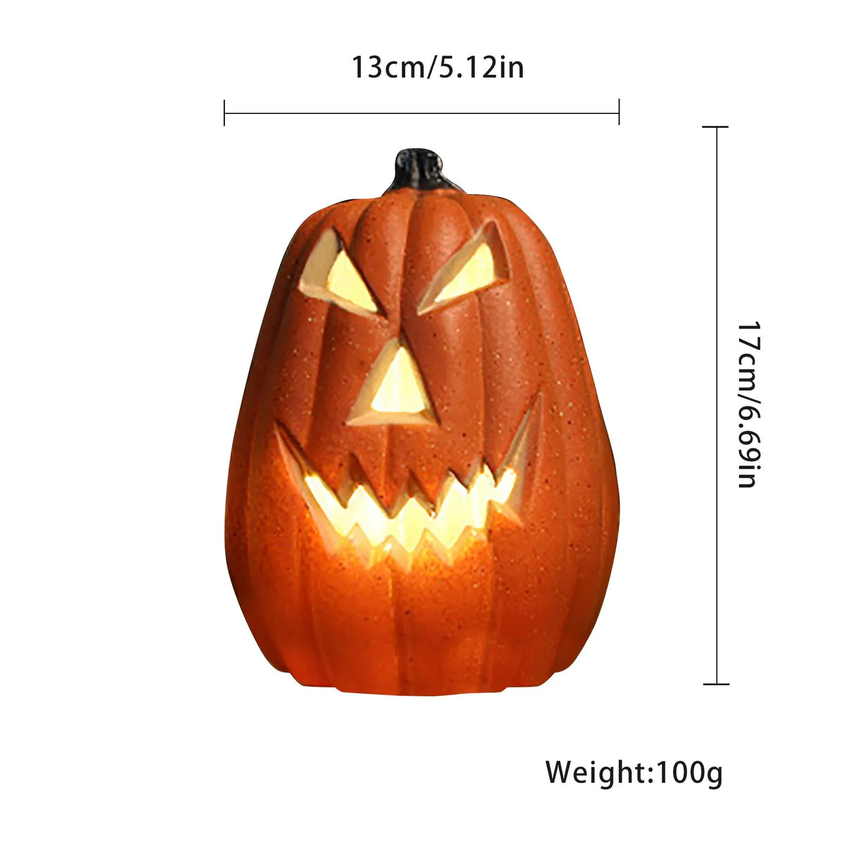 Calabaza de cerámica naranja tallada con cara amenazante y ojos amarillos brillantes, usada como linterna de Halloween.