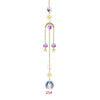 Décoration suspendue dorée délicate avec des charms de cristaux et d'étoiles colorés.