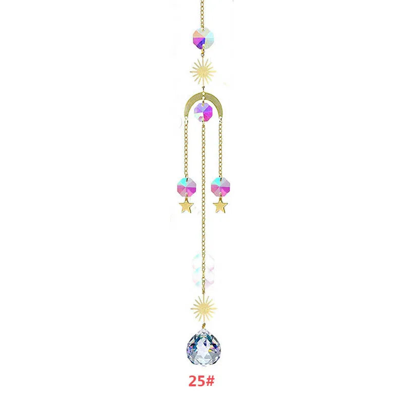 Décoration suspendue dorée délicate avec des charms de cristaux et d'étoiles colorés.