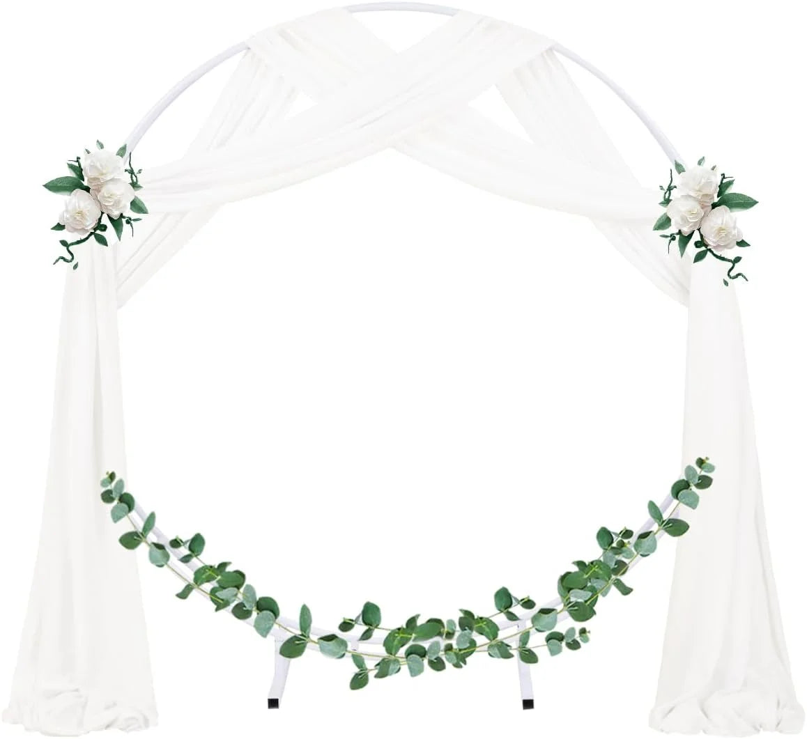 Tissu fluide blanc drapé avec du verdoyant pour arche de fond d'événement