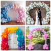 Collection d'arches de ballons colorés avec des ballons bleus, roses et oranges pour événements.