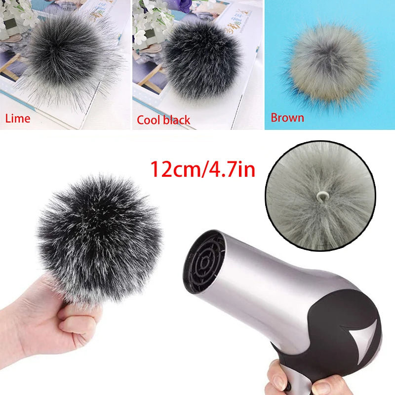 Une main tient un accessoire boule de poils noir faux fourrure à côté des options de couleur comme lime, noir froid et brun.