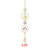 Décoration suspendue avec plusieurs motifs de soleil en cristal et un charm en forme de diamant.