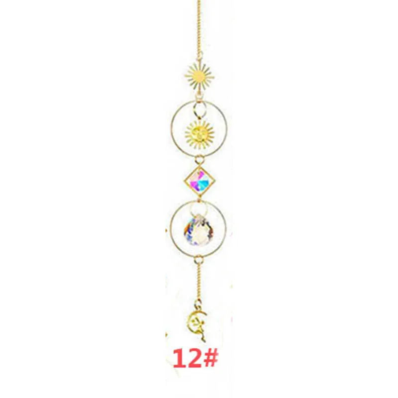 Décoration suspendue avec plusieurs motifs de soleil en cristal et un charm en forme de diamant.