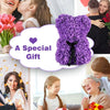 Lila künstlicher Rosen-Teddybär als Geschenk, umgeben von Darstellungen romantischer Gesten und Blumen-Dekoration.