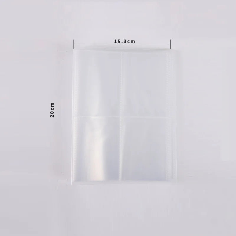 Álbum de fotos de plástico transparente, dimensiones 15.3 cm por 20 cm.