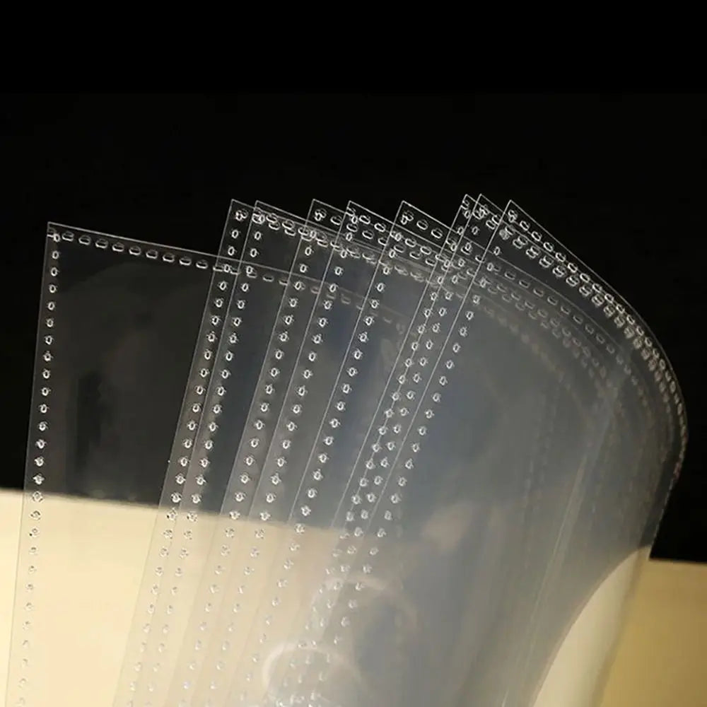 Una pila de hojas de álbumes Kpop transparentes A4 vistas de lado.