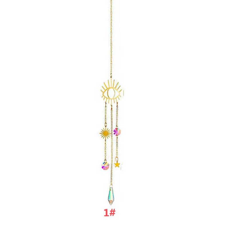 Une délicate chaîne en or avec une décoration représentant un soleil et divers charms de pierres précieuses.