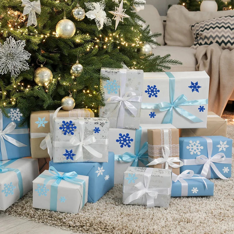 Scène festive de Noël avec un sapin décoré et des cadeaux emballés sous la neige