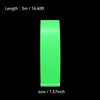 Une bande verticale de ruban phosphorescent vert vif, mesurant 5 mètres ou 16,40 pieds.