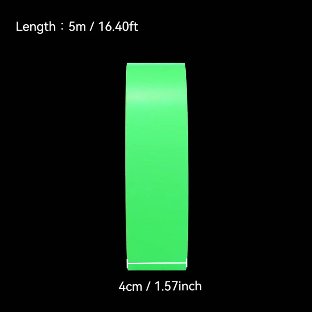 Une bande verticale de ruban phosphorescent vert vif, mesurant 5 mètres ou 16,40 pieds.