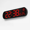 Reloj de pared digital negro mostrando la hora 22:38 y una temperatura de 18 grados Celsius.