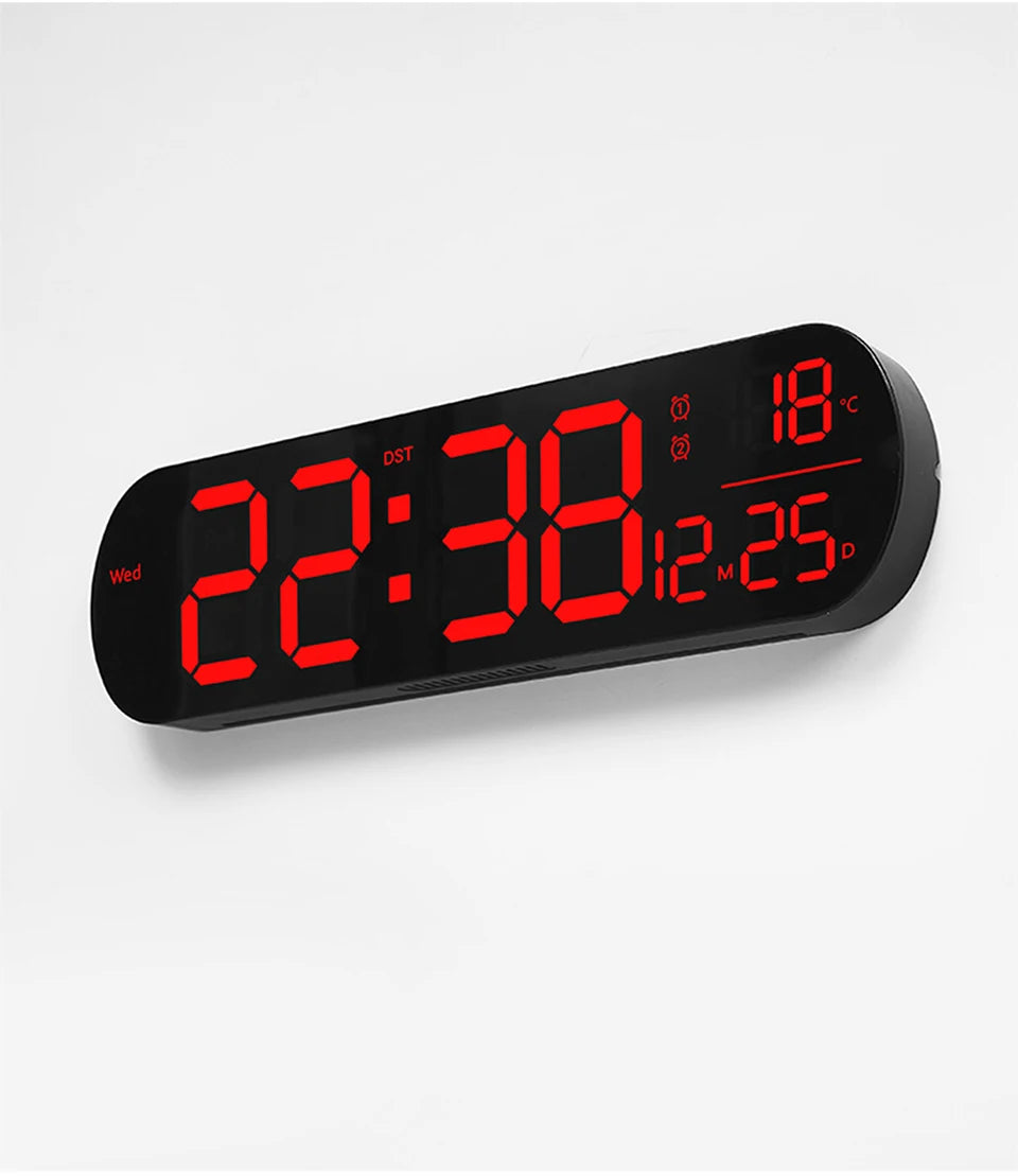 Reloj de pared digital negro mostrando la hora 22:38 y una temperatura de 18 grados Celsius.