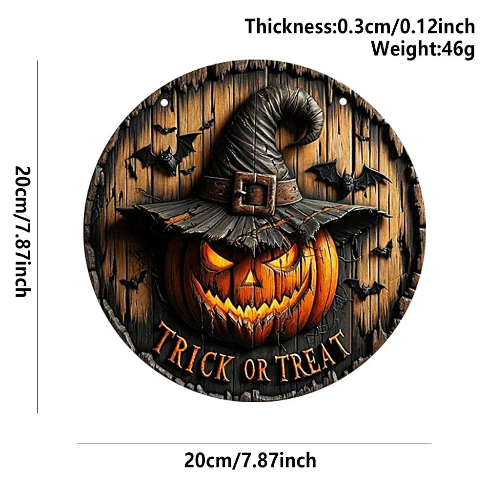 Panneau de décoration d'Halloween en bois rond avec un visage de citrouille sculptée et un chapeau de sorcière