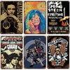 Colección de placas y decoración de pared de bandas de rock metálicas vintage con arte de álbumes y fotos de bandas.