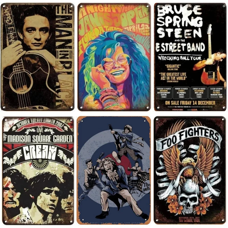 Colección de placas y decoración de pared de bandas de rock metálicas vintage con arte de álbumes y fotos de bandas.