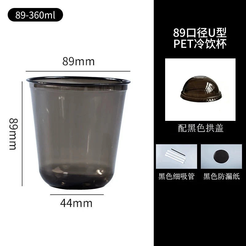 Transparente PET-Einwegbecher mit schwarzem Deckel und Strohhalm, in verschiedenen Größen dargestellt.