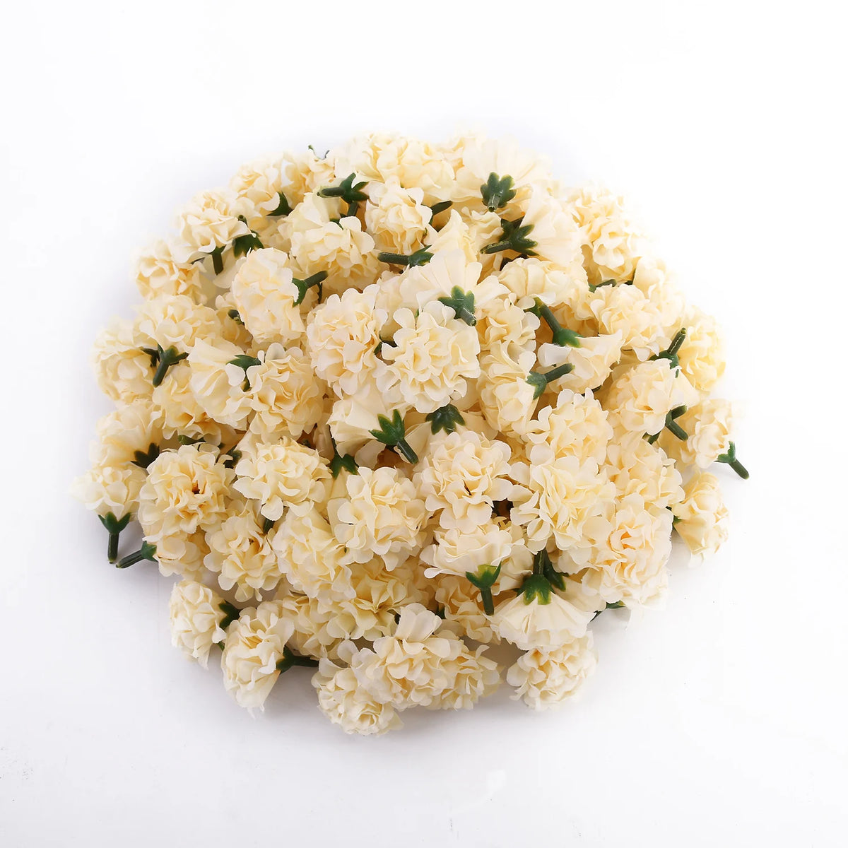 Un amas de petites têtes de fleurs d'hydrangea artificielles blanches et crémeuses.