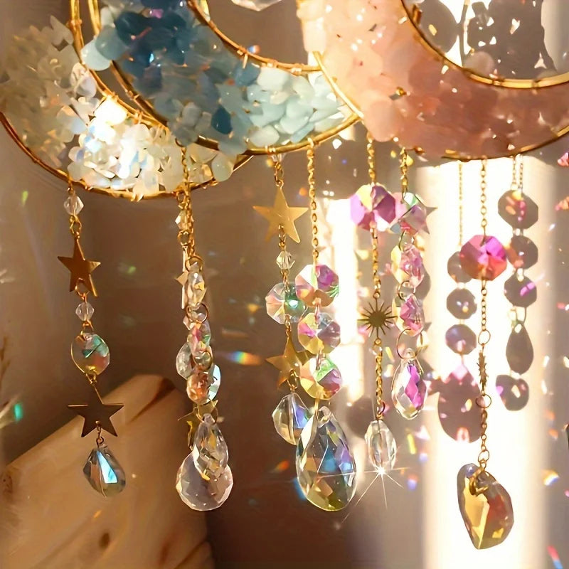 Eine Sammlung hängender mondförmiger Kristall-Sonnenfänger mit irisierenden und klaren Steinen.