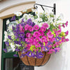 Hängerkorb gefüllt mit künstlichen Morning Glory Blumen in Lila-, Rosa- und Weißtönen.