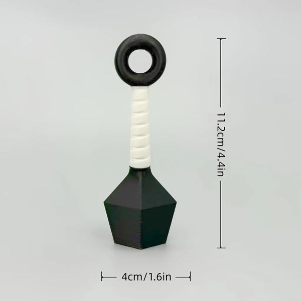 Adorno blanco y negro con forma de dardo y asa de anillo.