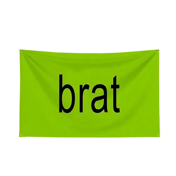 Una pancarta de tela verde lima brillante con la palabra brat impresa en letras minúsculas negras.