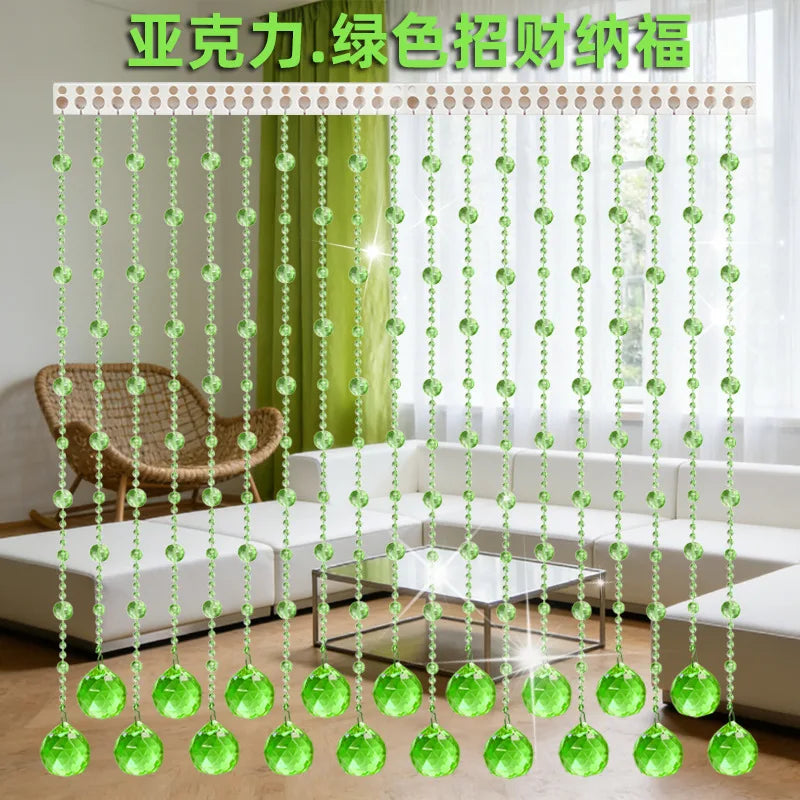 Rideau de porte en cristal artificiel à perles vertes avec des perles suspendues et une table en verre dans une pièce lumineu