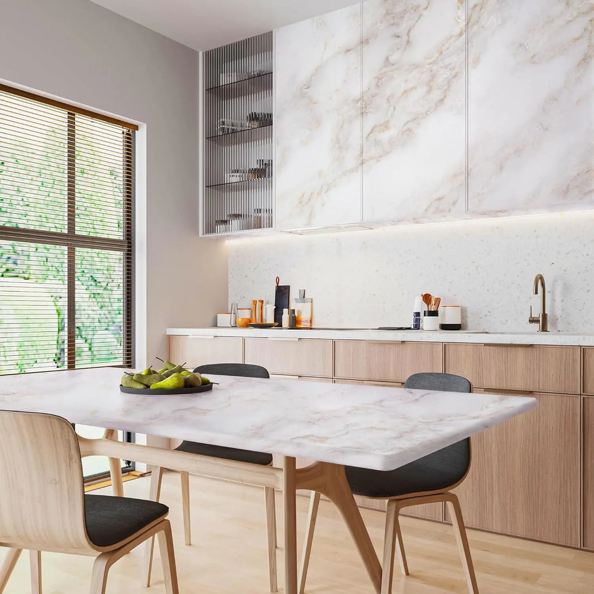 Cocina moderna con gabinetes de madera clara, encimeras de mármol y estantes de vidrio verticales blancos.