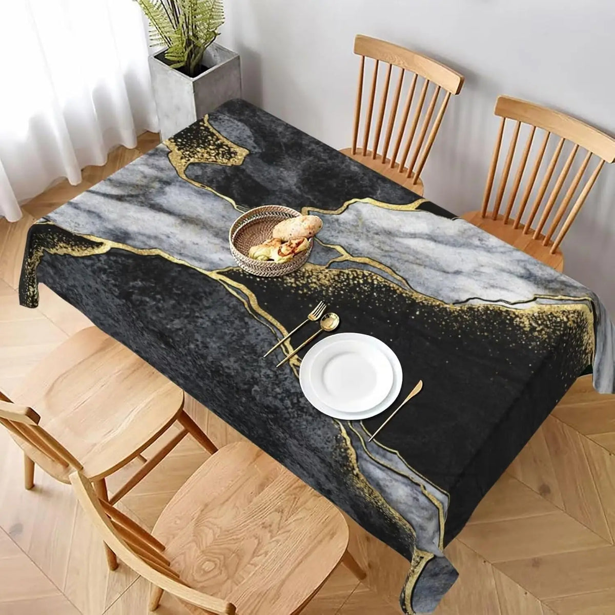 Mantel de mármol gris oscuro y negro sobre una mesa de madera con sillas de madera de fondo.