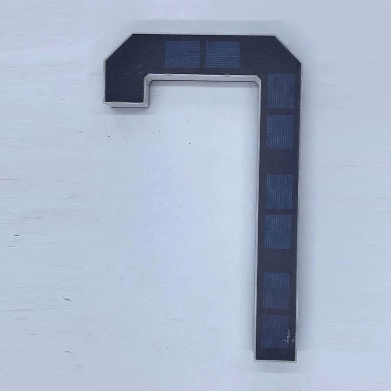 Señal de número solar negra con parte superior curva y paneles rectangulares verticales, montada para uso exterior.