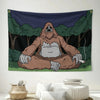 Una tapicería con una ilustración estilo meme de Bigfoot o Sasquatch en un entorno forestal.