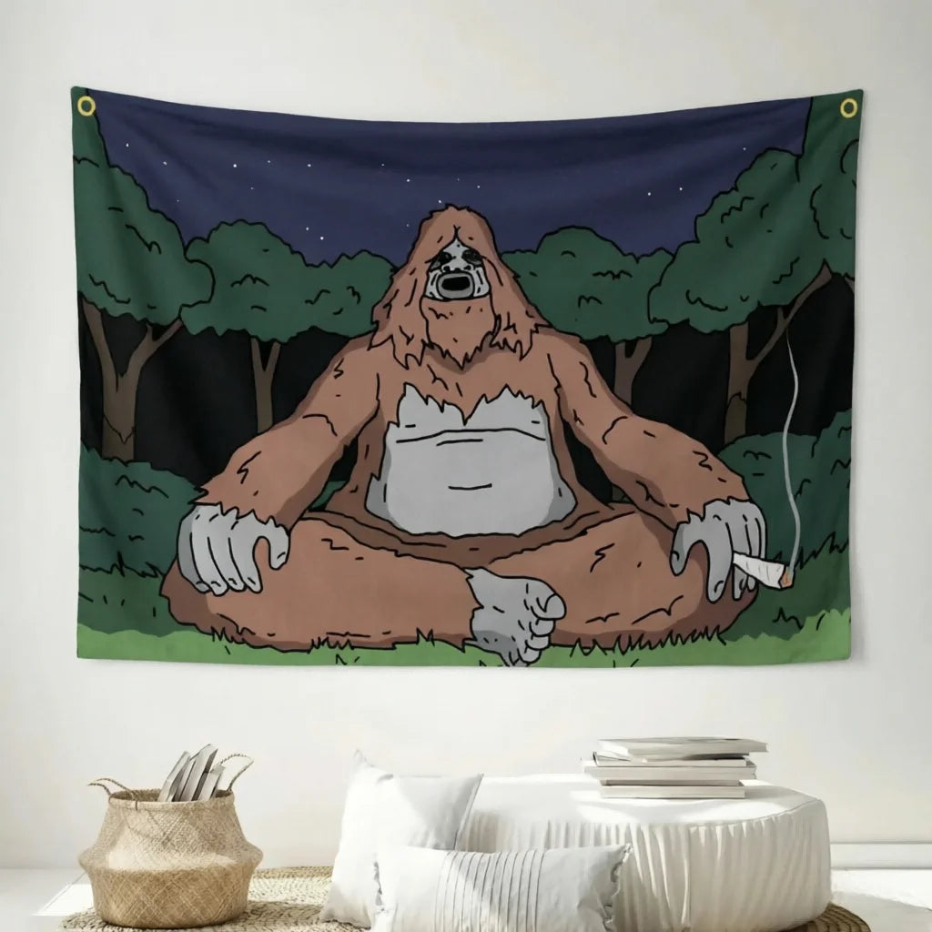 Una tapicería con una ilustración estilo meme de Bigfoot o Sasquatch en un entorno forestal.