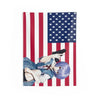 Ilustración de personaje de anime superpuesta en una tapicería de la bandera de Estados Unidos.
