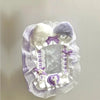 Porte-cartes violet et blanc avec pompons en fausse fourrure blanche, bordure en dentelle et charms en ruban violet.