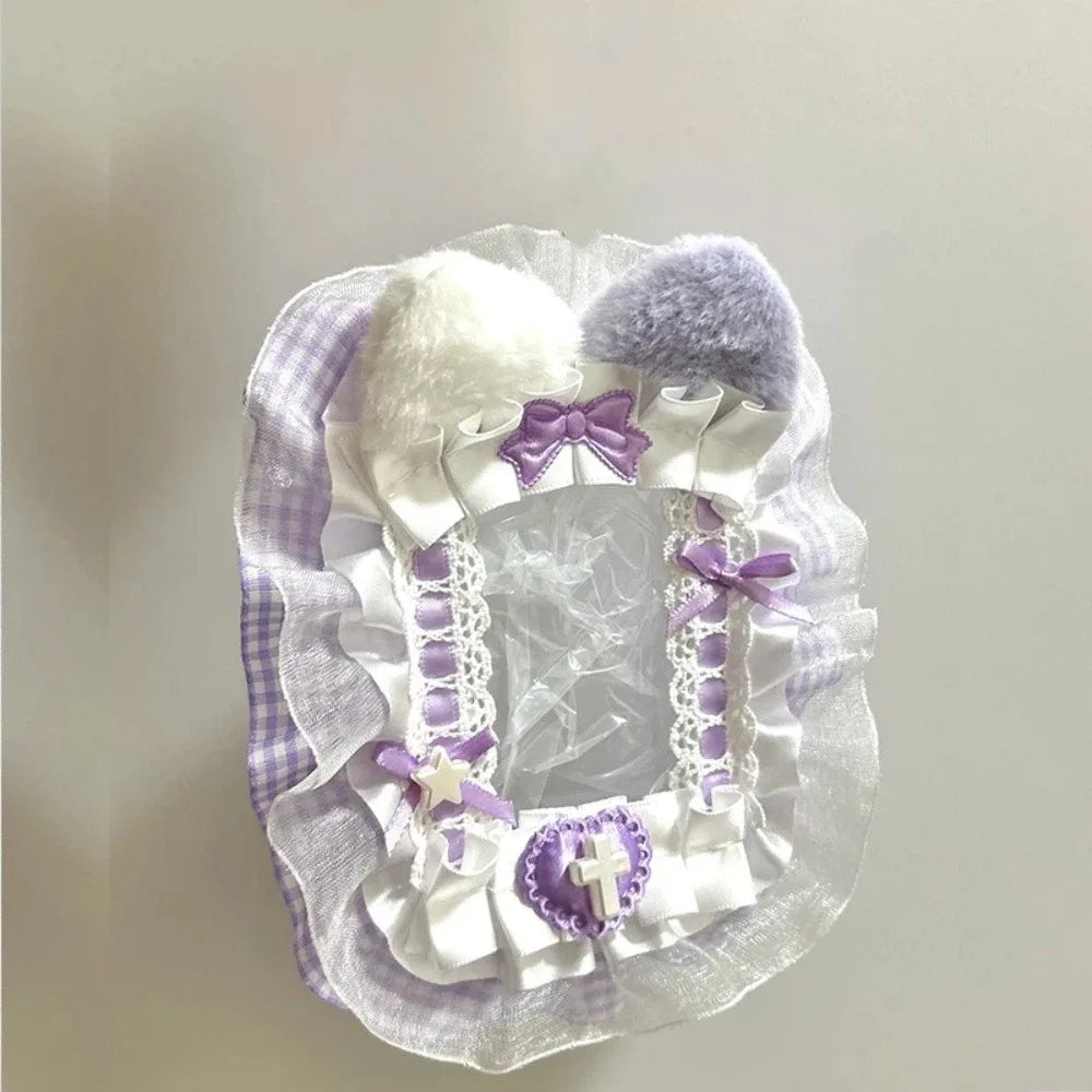 Porte-cartes violet et blanc avec pompons en fausse fourrure blanche, bordure en dentelle et charms en ruban violet.