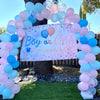 Ballon-Girlande Kulisse für Gender Reveal mit rosa und blauen Ballons, Text: Junge oder Mädchen