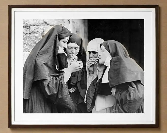 Gravure noir et blanc de trois religieuses fumant dans un intérieur faiblement éclairé.