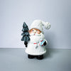 Adorno de Papá Noel de resina tejido blanco con barba y sombrero contra un fondo gris claro.