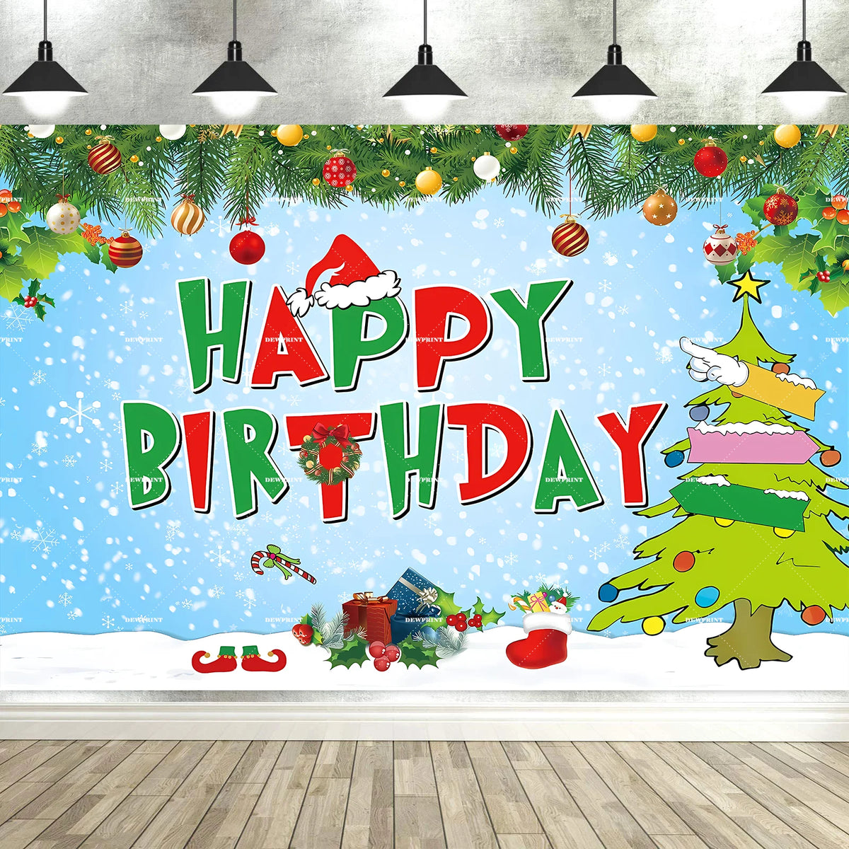 Una festiva pancarta azul de cumpleaños decorada con ramas de pino verdes, adornos y el texto FELIZ CUMPLEAÑOS.