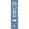 Señal vertical de metal azul con texto blanco que dice SURF y la silueta de una persona surfando