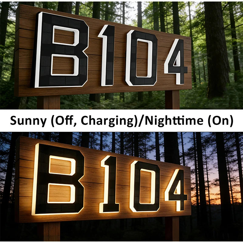 Dos versiones de una señal de número de casa de madera B104, una iluminada de día y otra encendida de noche.