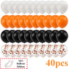 Ein Set von 40 matten Latexballons in Weiß, Orange und Schwarz sowie eine Rolle Schleifenband.