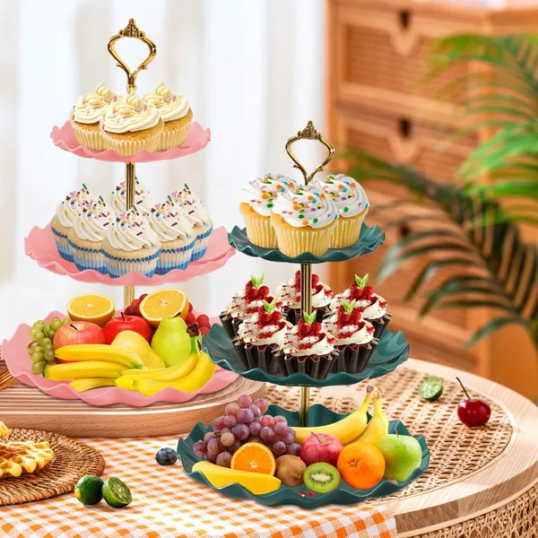 Un soporte de postres de plástico de tres niveles mostrando cupcakes y muffins en una mesa de madera.